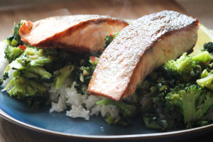 salmon and greens, salmon and healthy greens, healthy dinner, low fat dinner, easy dinner, fish meals, seafood dinner, seafood meals, salmon dinner, salmon and rice, boiled rice, sauteed greens, healthy dinner, easy dinner, the life harvest, food blog,